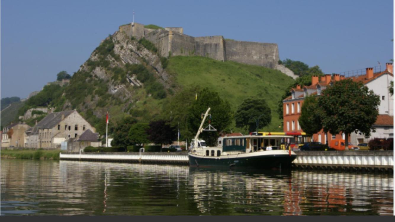 Le Repos De La Meuse Lägenhet Givet Exteriör bild